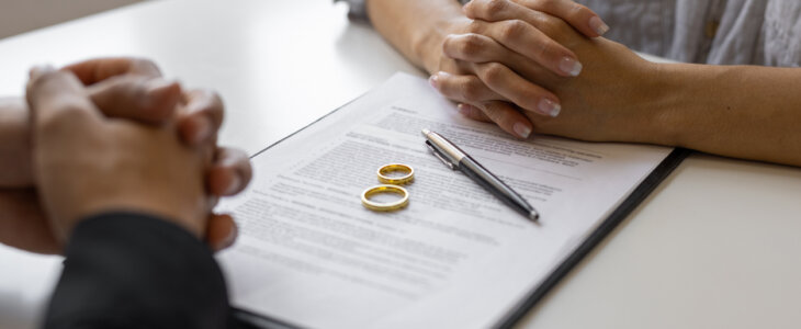 Divorce agreement and wedding rings